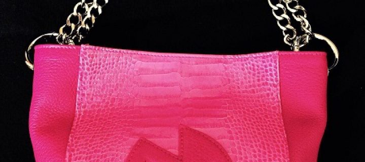 Las camisetas, los cover para telefonos moviles y el bolso a saco en fucsia de la disenadora «Milena de Martino»